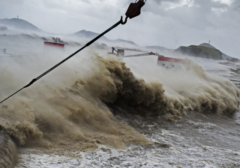 Liu Changming - Typhoon-hitting-2